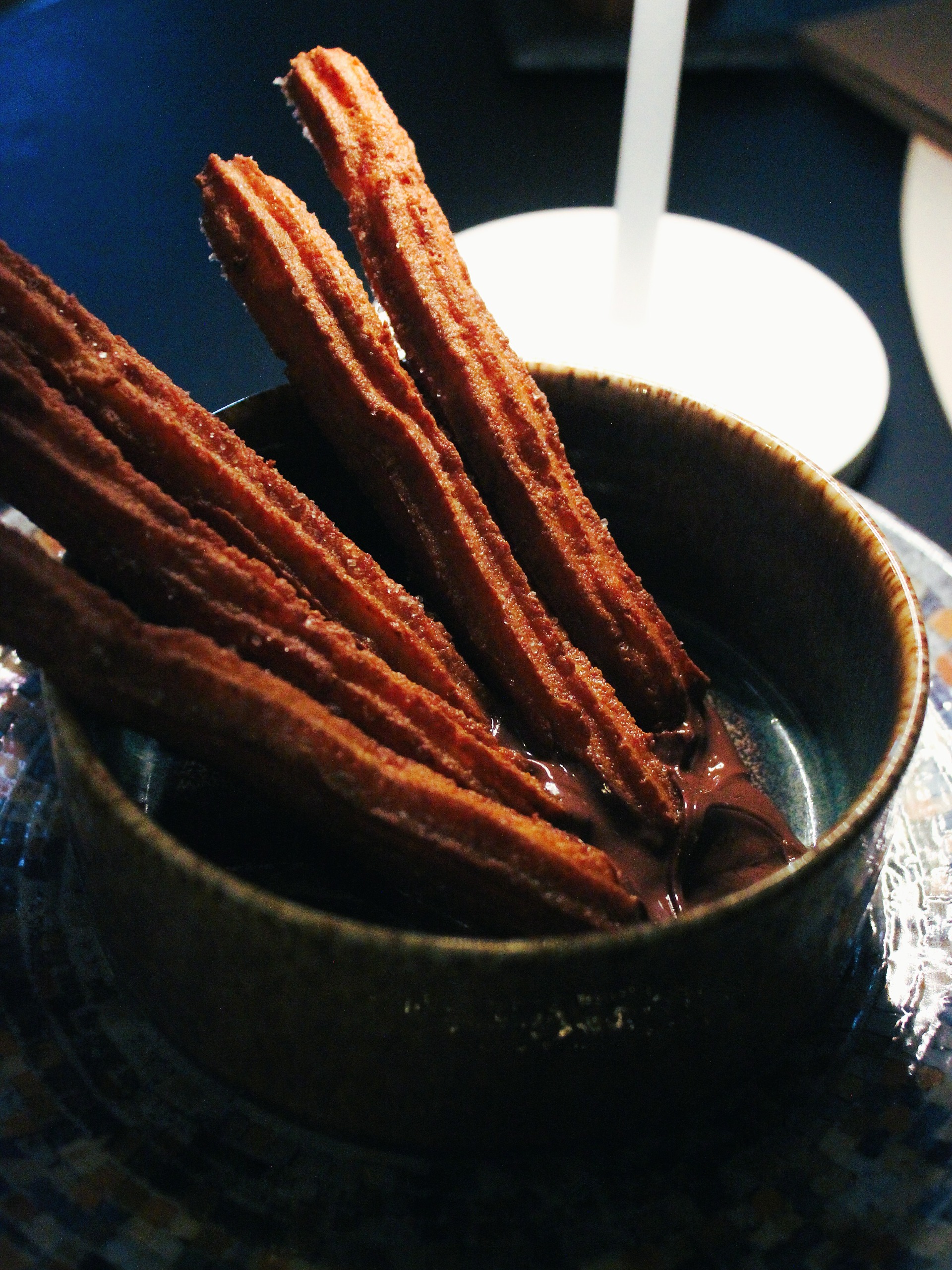 Stol s tapasima i vinom
